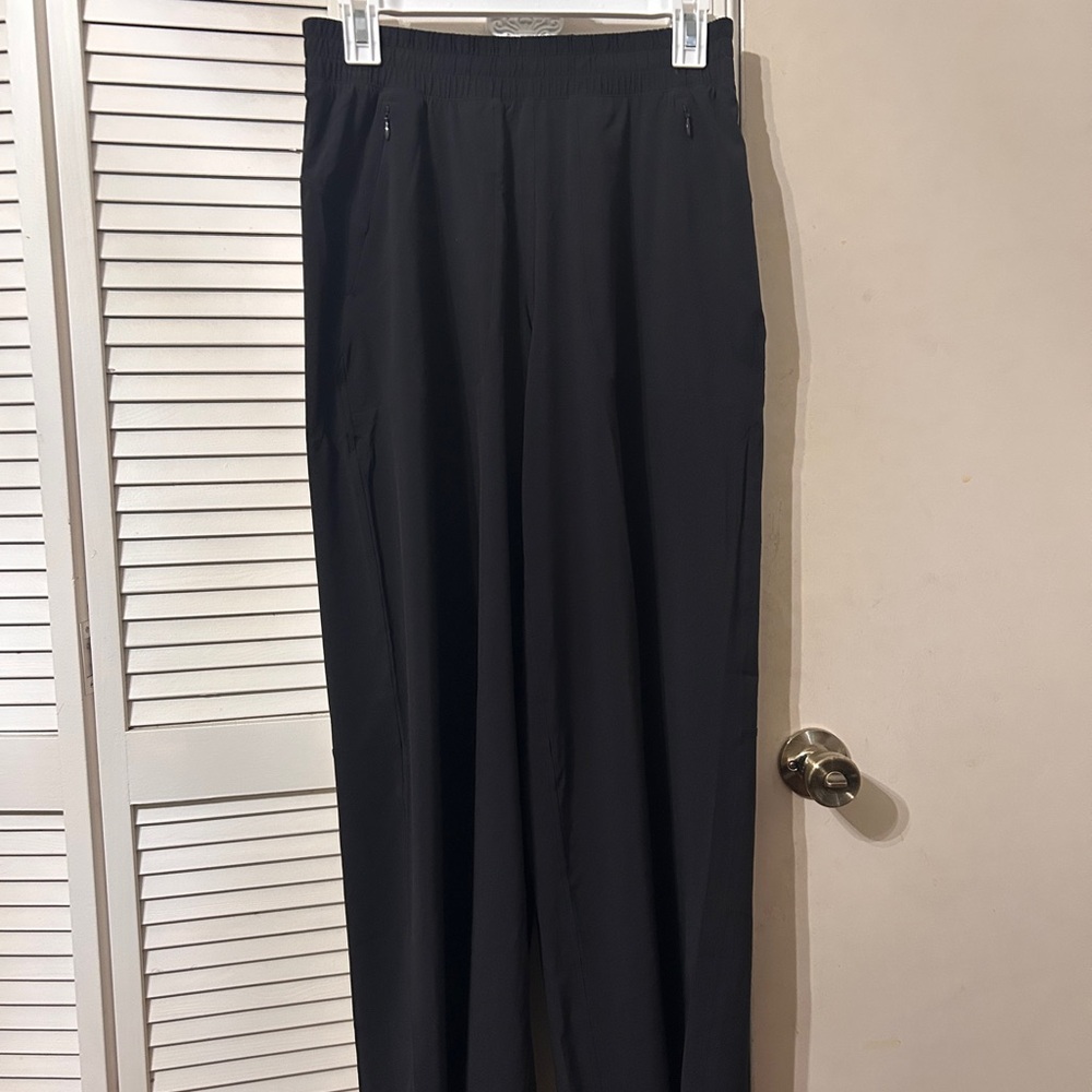 lululemon athletica Women’s black active pants. Zip pockets in front.